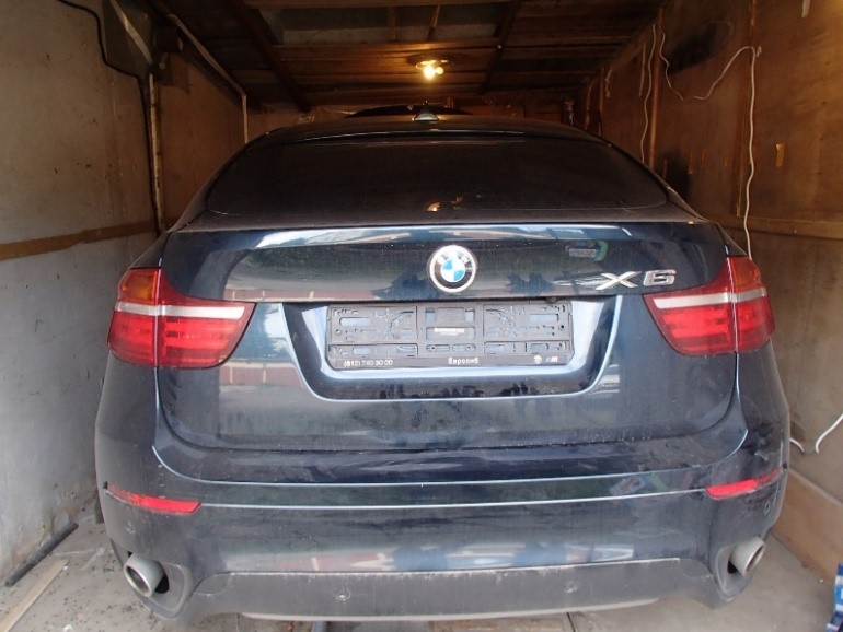 Угнанный в третий раз BMW X6 вновь нашли в Ленинградской области