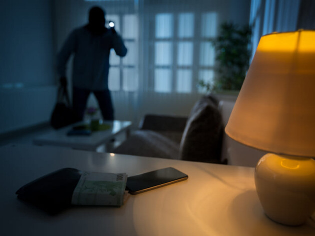 Как воры проникают в квартиру: основные слабые места